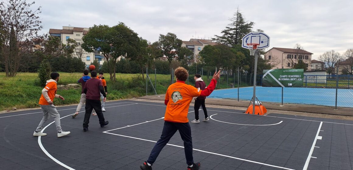 Sostenibilità e sport: inaugurato al Liceo Gandhi di Narni il campo removibile realizzato con gomma riciclata