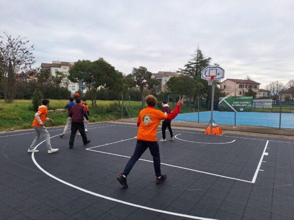 Sostenibilità e sport: inaugurato al Liceo Gandhi di Narni il campo removibile realizzato con gomma riciclata